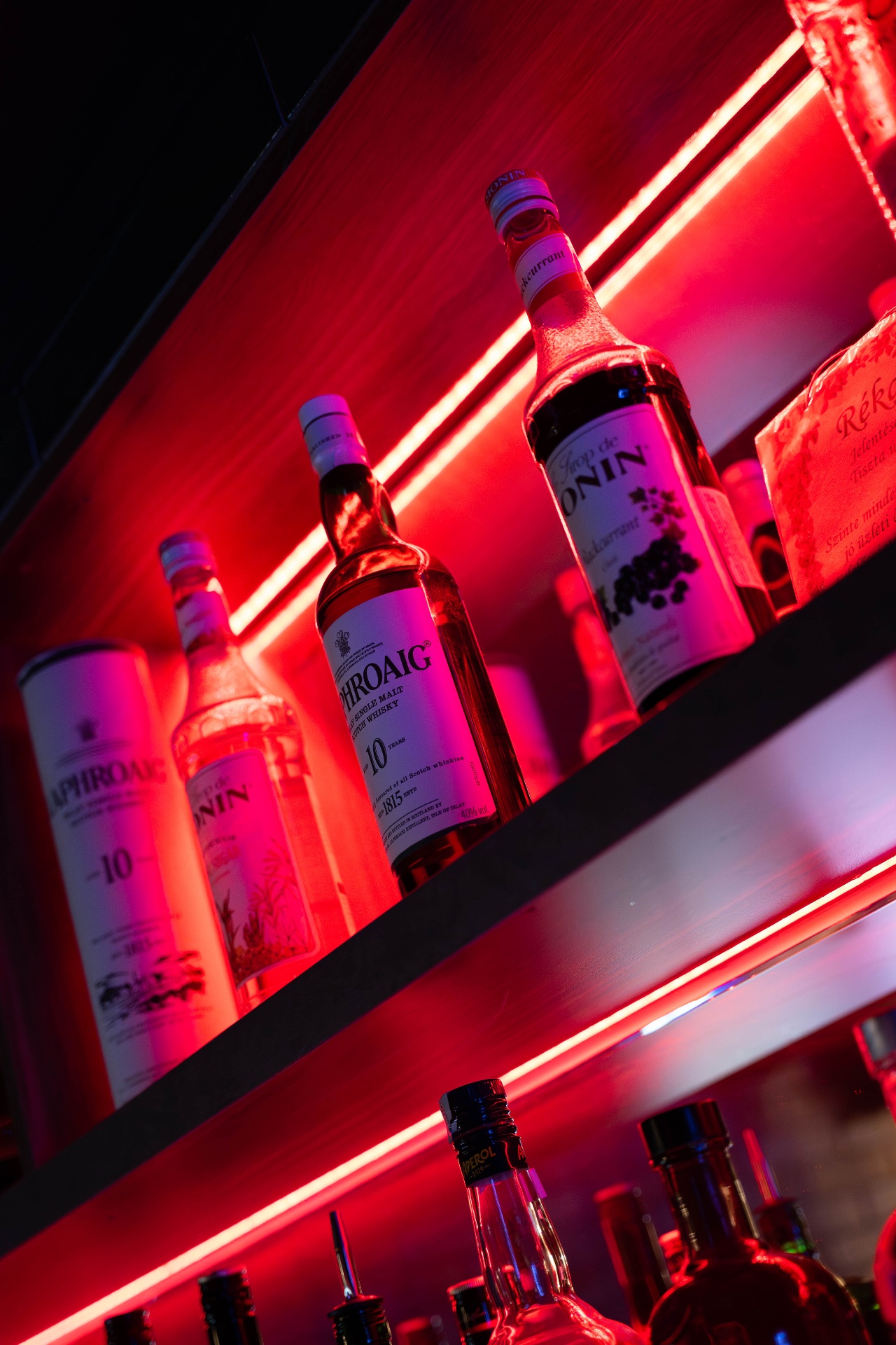Laphroaig whisky a piros neonfényben